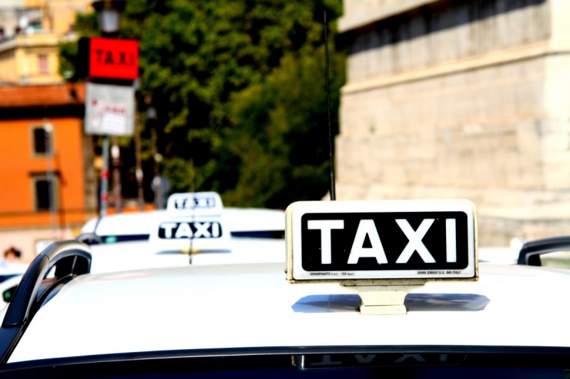 taxis-SAORGE-min_taxi_auto_rome_road_white-1051610